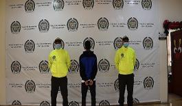 Alias “Marlon” fue capturado mediante orden judicial por el delito de homicidio 1 persona capturada-policías custodiando