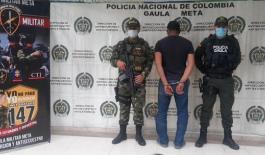 Avanza la estrategia todos contra la extorsión una persona capturada-policías custodiando