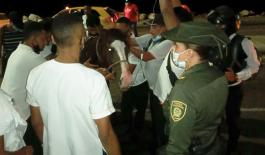 Ayudamos a un equino que se desplomó de cansancio en la avenida santander Ayudamos a un equino que se desplomó de cansancio en la avenida santander