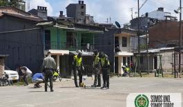 Binomio Policía y comunidad recuperan cancha de microfútbol en el barrio minuto de Dios Con ayuda de la comunidad recuperamos cancha de microfútbol en un barrio de Quibdó