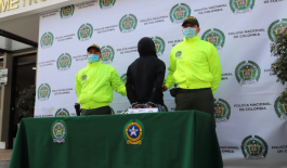 Capturado “El mono” por el delito de homicidio 1 persona capturada-policías custodiando