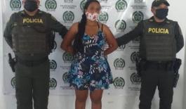 Alias Rosario fue capturada infringiendo la medida de detención domiciliaria una mujer capturada-policías custodiando