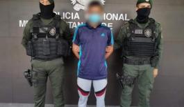La Policía Nacional capturó una persona mediante orden judicial por el delito de tentativa de homicidio una persona capturada-policías custodiando