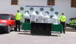 Después de diez meses de labores investigación fueron capturados en Tunja ¨Los Gamas¨ 5 personas capturadas-policías custodiando