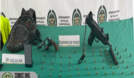 Policía de Cundinamarca capturó a dos personas por porte ilegal de armas de fuego Dos armas de fuego incautadas en operativo que condujo a la captura de dos personas.