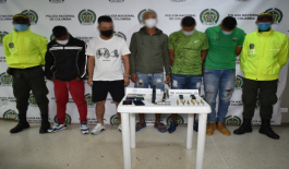 En Operación "Job" capturamos cinco integrantes del clan del golfo en Cartagena 5 personas capturadas-policías custodiando-armas de fuego munición y celulares incautados