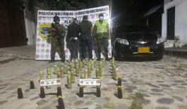 Plan 100 contra el microtráfico con 31 kilos de base de coca fue capturada una pareja en Suaza 2 personas capturadas-policías custodiando-base de coca incautada-vehículo inmovilizado