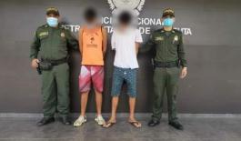 En operativo contra el homicidio fueron capturados por orden judicial a los contraventores conocidos como “Nader” y “Popeye” 2 personas capturadas-policías custodiando