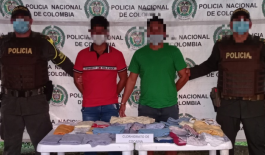 En carepa por el delito de estupefacientes dos hombres fueron capturados por la seccional de transito y transporte 2 personas capturadas-policías custodiando-estupefacientes incautados