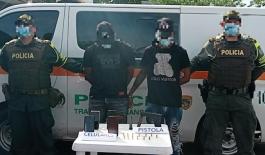 En flagrancia policía de carreteras capturan a dos hombres por el delito de hurto calificado y agravado 2 personas capturadas-policías custodiando