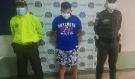Capturamos en Bahía Solano Chocó a presunto integrante de una red de personas dedicadas al narcotráfico una persona capturada-dos policías custodiando
