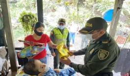 Con alegría la policía del socorro celebró el cumpleaños no. 8 a Juan José Con alegría la policía del socorro celebró el cumpleaños no. 8 a Juan José