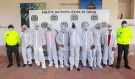 Capturada banda “Los del bosque" Ocho personas capturadas-policías custodiando