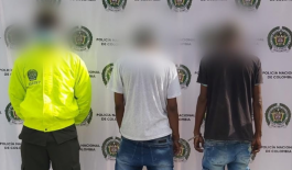 En turbo capturamos dos hombres por el delito de concierto para delinquir y traficó, fabricación y porte de estupefacientes 2 personas capturadas-policías custodiando