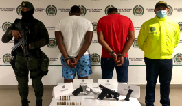 Intervenciones policiales en sectores priorizados dio como resultado la captura de dos personas con armas de fuego 02 personas capturadas-policías custodiando-armas de fuego incautadas