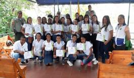 La Policía Nacional viene trabajando con estos jóvenes como promotores del turismo sano y responsable y la protección del patrimonio nacional. En Guaviare graduamos a 30 niños como Guardianes del Turismo