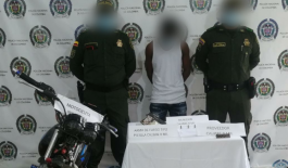 Policía en Turbo logran la incautación 02 armas de fuego y 01 motocicleta recuperada por el delito de hurto en Turbo En el municipio de Turbo seguiremos trabajando por la seguridad y tranquilidad.