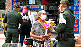 Repartimos flores hechas a mano como símbolo de amor agradecimiento Repartimos flores hechas a mano como símbolo de amor agradecimiento