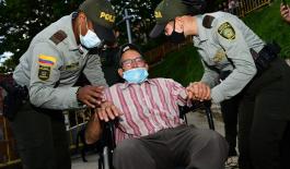 Policía de vecindario apoya con ayudas a comunidades más vulnerables entrega de silla adulto mayor necesitado