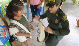 entrega de regalos a niños comunidad embera chami policia valle derechos humanos entrega-regalos-niños-comunidad-embera-chami-policia-valle-derechos-humanos