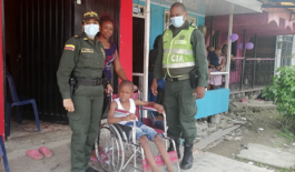 entrega silla de ruedas policia valle buenaventura entrega-silla-de-ruedas-buenaventura