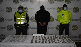 Un hombre con marihuana se movilizaba por el sector de Cuba de la ciudad de Pereira una persona capturada-policías custodiando-alucinógenos sobre una mesa