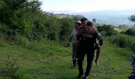 Miguel disfrutara en compañía de su familia esta navidad Policía cargando persona en los hombros