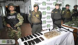 Hallado abundante material de guerra al interior de un vehículo Material de guerra encontrado al interior de un vehículo en Medellín