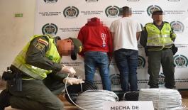 Este elemento es utilizado como medio de iniciación de detonadores incautados 1.860 metros de mecha de seguridad