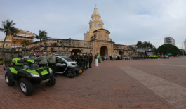 Lanzamiento Plan Navidad en Cartagena Ciudad amurallada-policías formando con sus vehículos
