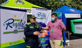 Más de 120 Policías integran el componente especial para apoyar la movilidad y acompañamiento a los viajeros en esta temporada Policía dando entrevista