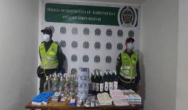 En pleno toque de queda, 47 botellas de licor, 500 goteros, 100 tapas de distintos modelos, 20.700 estampillas de distintas marcas y 18.600 etiquetas de empresas reconocidas productoras de licor fueron incautadas La Policía Nacional pone a disposición de Invitamos a los ciudadanos a denunciar a la línea 123, aquellas personas que ponen en riesgo la salud y bienestar de todos los barranquilleros