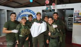 Para nuestros uniformados la satisfacción del deber cumplido siempre trabajando con el compromiso de servir a la comunidad. La mamita y su compañero sentimental agradecen hoy enormemente a los policiales.
