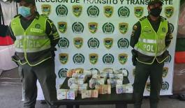 Incautamos 575 millones de pesos transportados en un camión en Acacías – Meta Policía incautó $575.000.000 de pesos transportados en un camión en Acacías - Meta