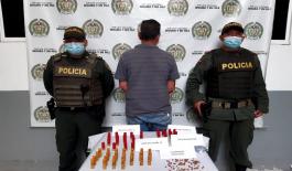 Policía captura a cuatro personas por porte ilegal de armas de fuego en Córdoba En los procedimientos se incautaron dos revólveres, una granada de aturdimiento y munición.