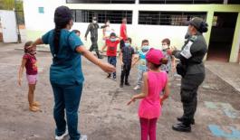 policia_entrega_ayudas_humanitarias_en_banco_arena_1 policia_entrega_ayudas_humanitarias_en_banco_arena_1