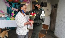 Rosas en su cumpleaños 87 senora_rosalia_y_patrullera_adriana