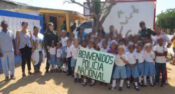 Entrega-de-sillas-en-colegio-del-corregimiento-de-Pueblo-Nuevo Entrega-de-sillas-en-colegio-del-corregimiento-de-Pueblo-Nuevo