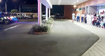 En Urabá rendimos un sentido homenaje a los médicos Con un emotivo mensaje balizas y sirenas encendidas en cada centro hospitalario.